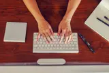 Kvinne trykker på tastatur